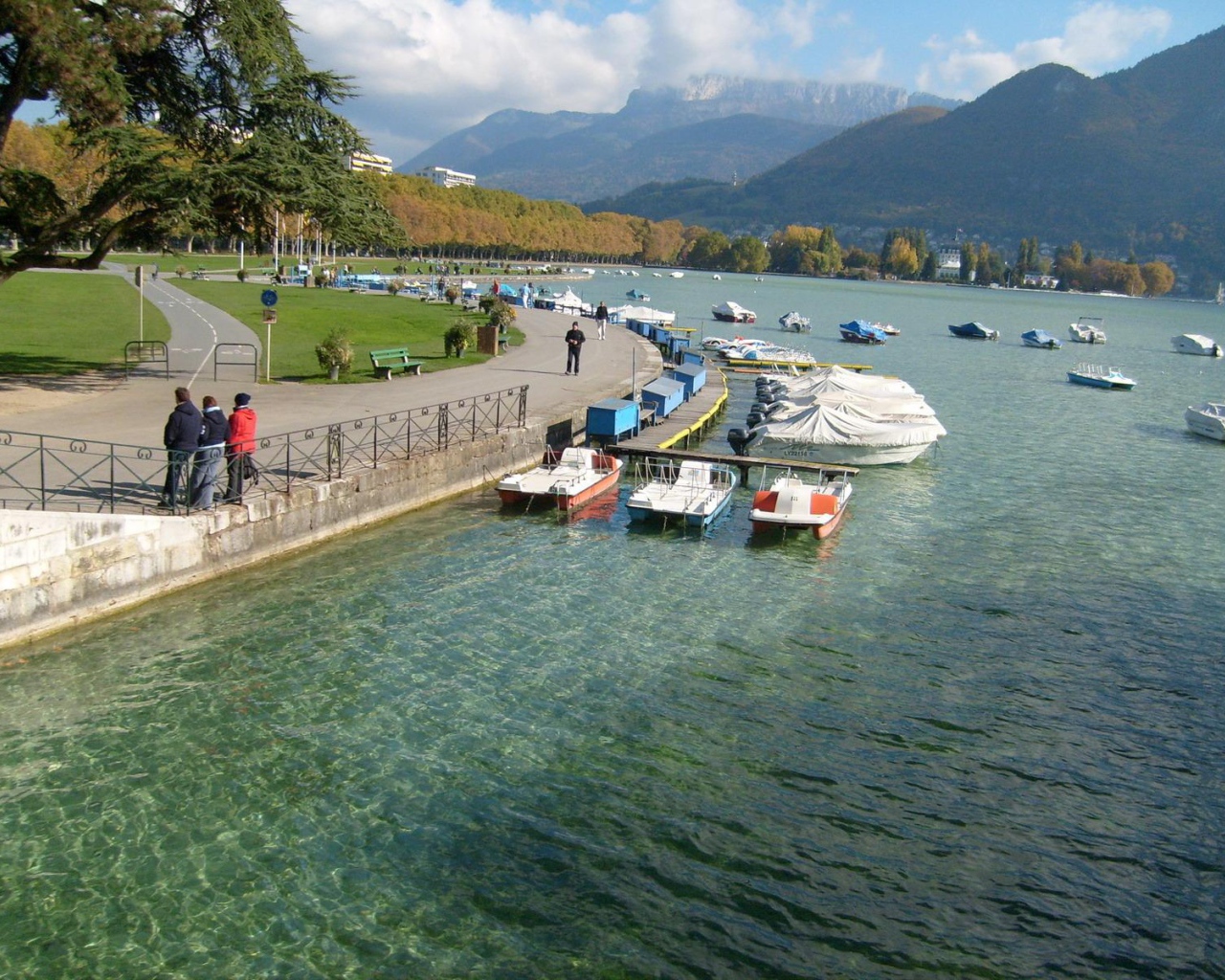 Набережная озера в городе Аннеси, Франция