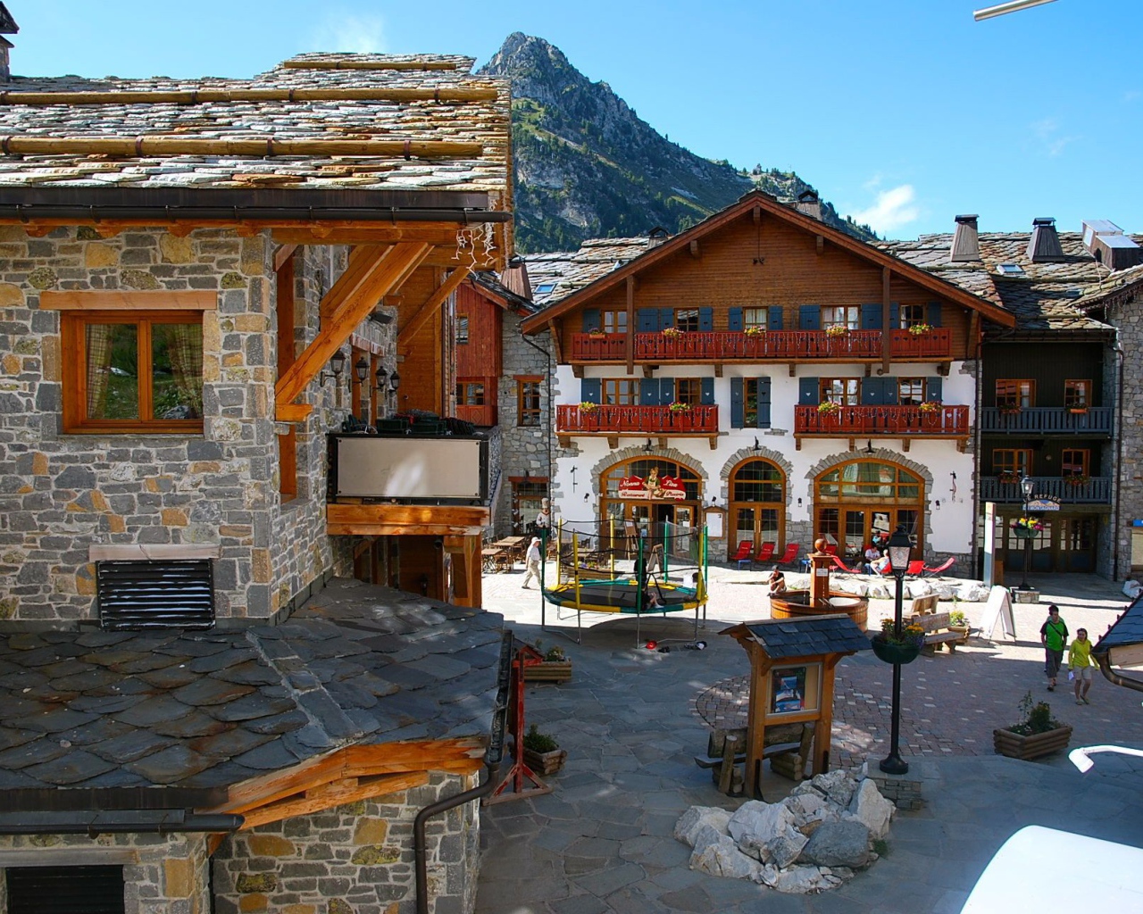 Городские дома на горнолыжном курорте Лез Арк, Франция