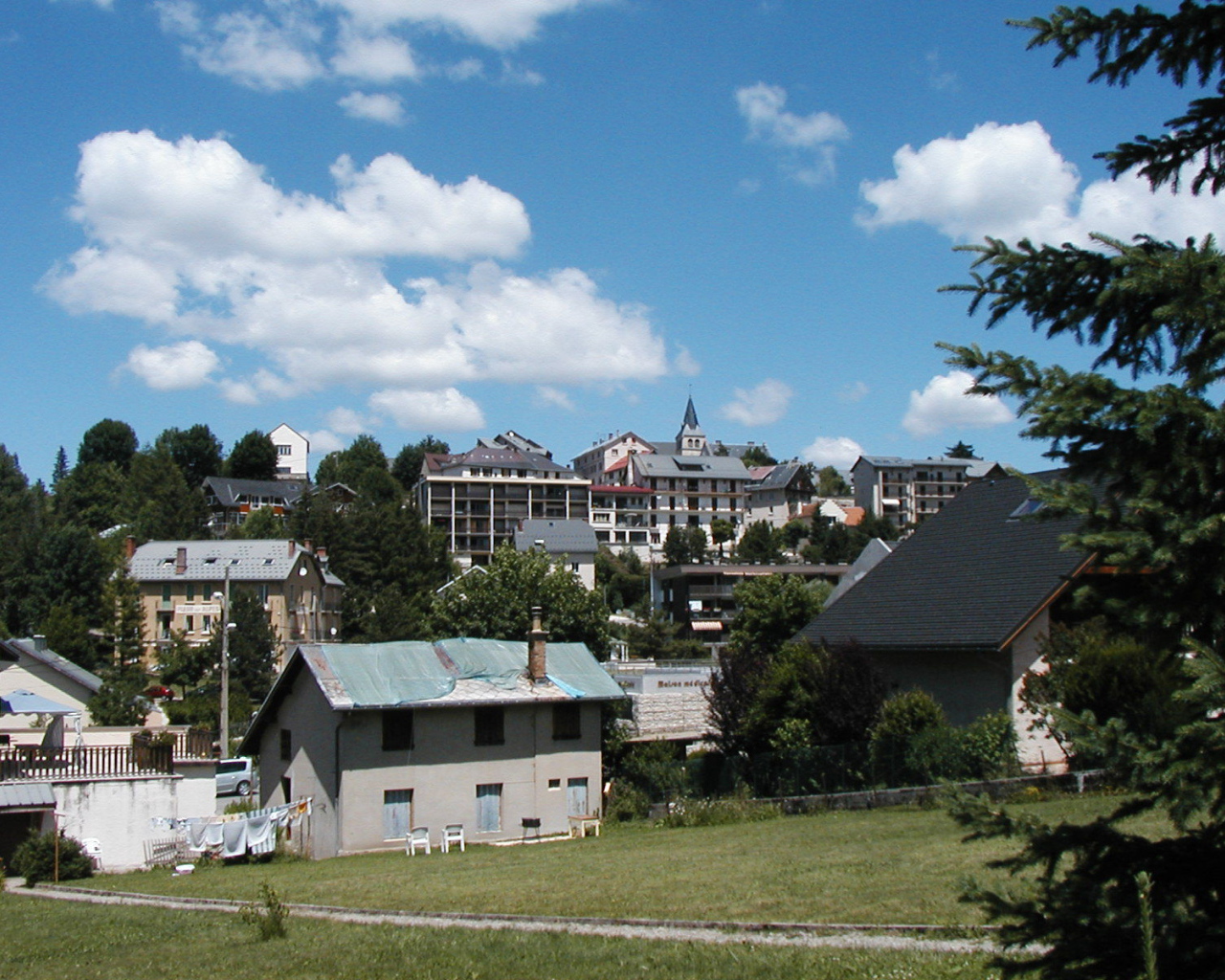 Городские здания на курорте Виллар-де-Ланс, Франция
