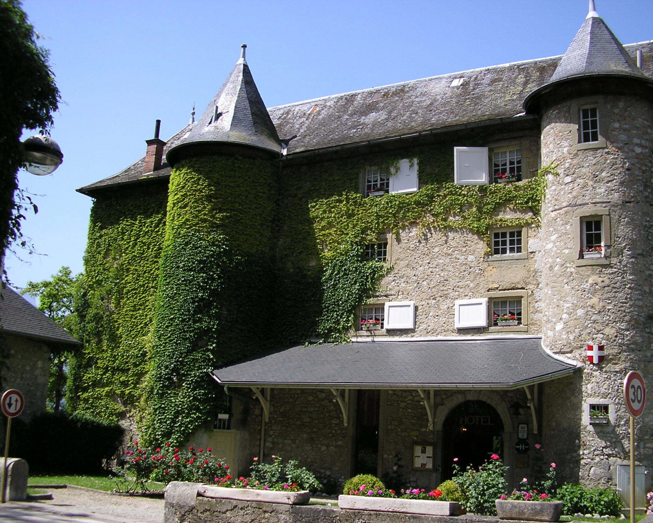 Заросший зеленью замок в городе Виши, Франция