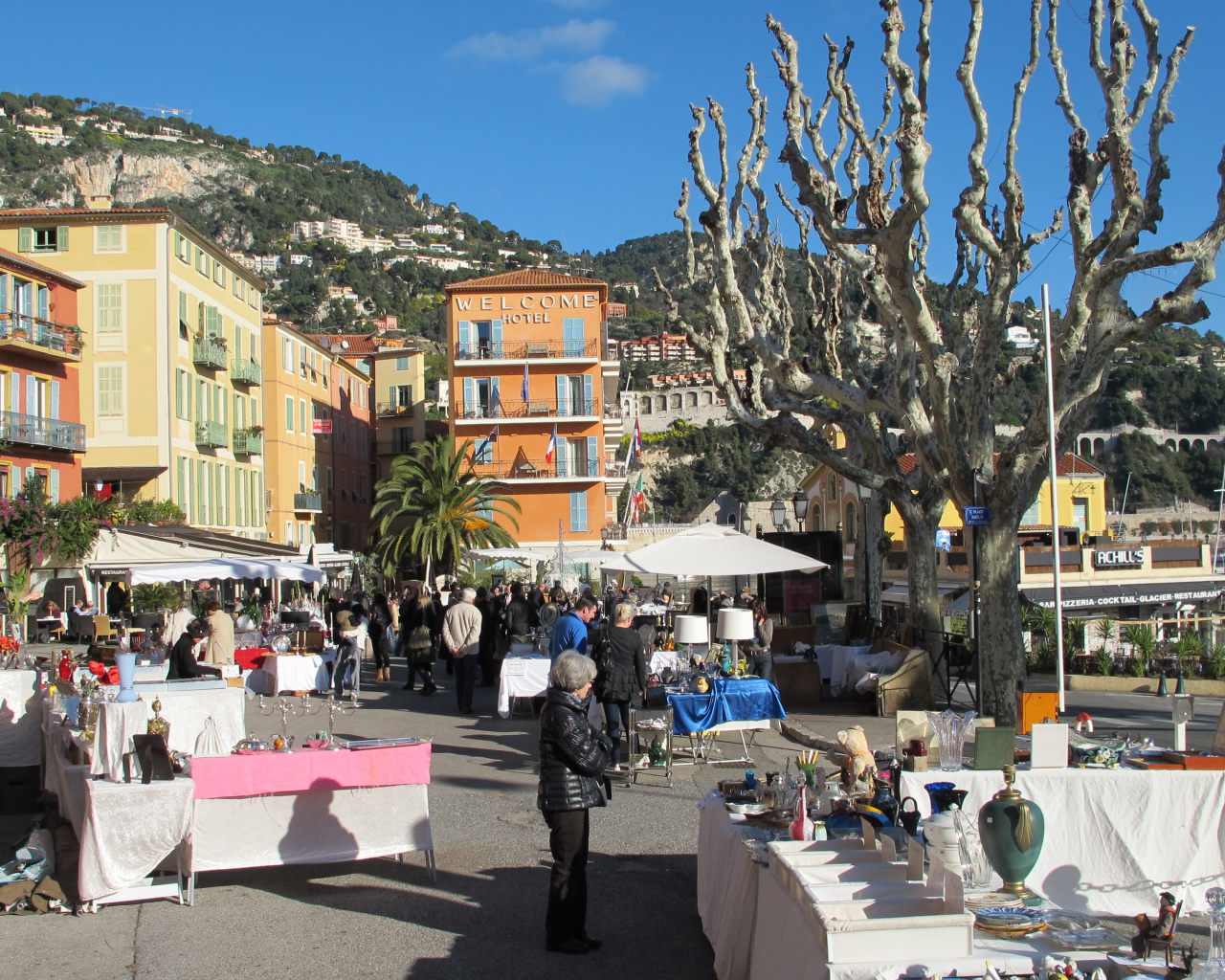 Прогулка по улице на курорте Эз, Франция