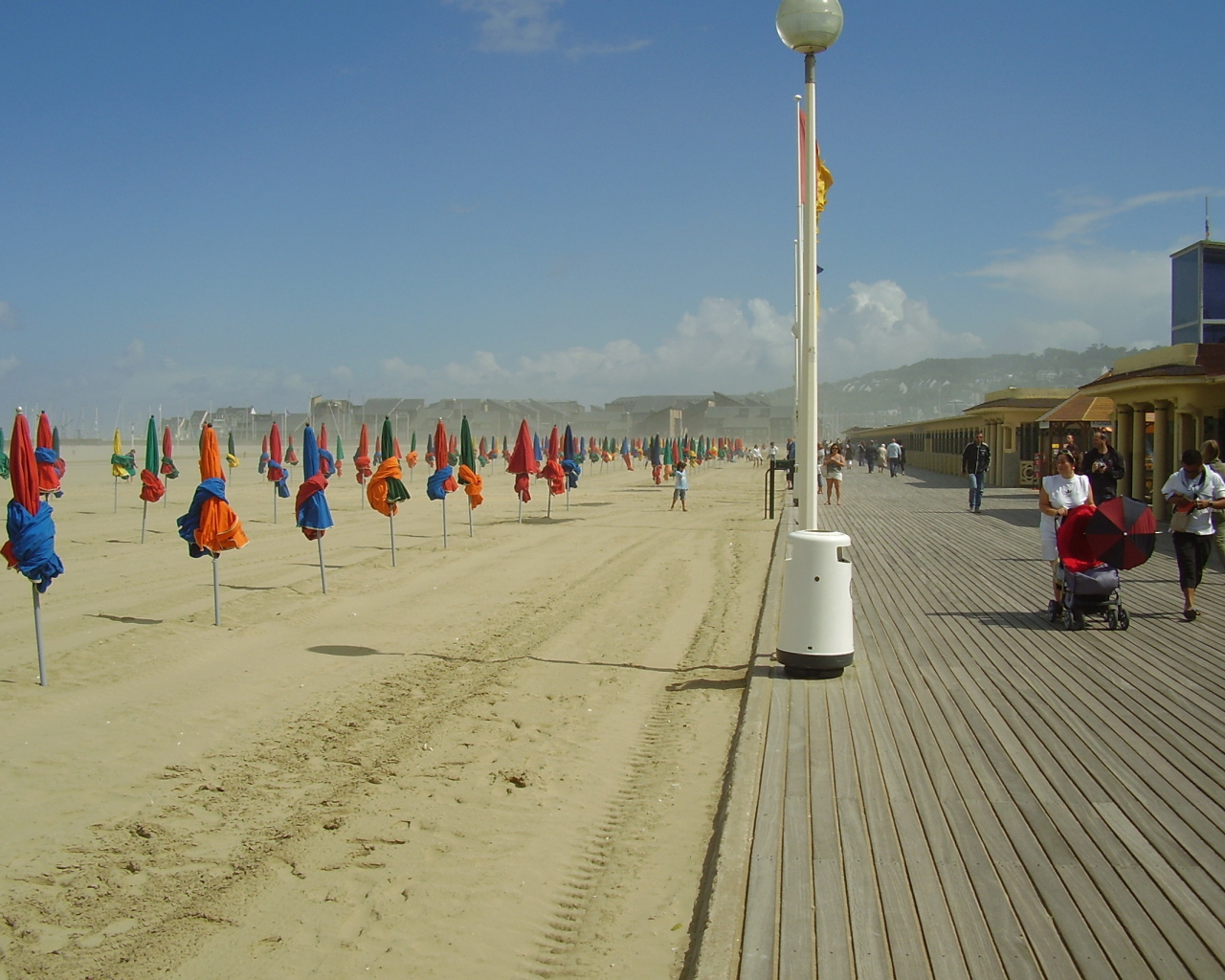 Прогулка по набережной на курорте Довиль, Франция