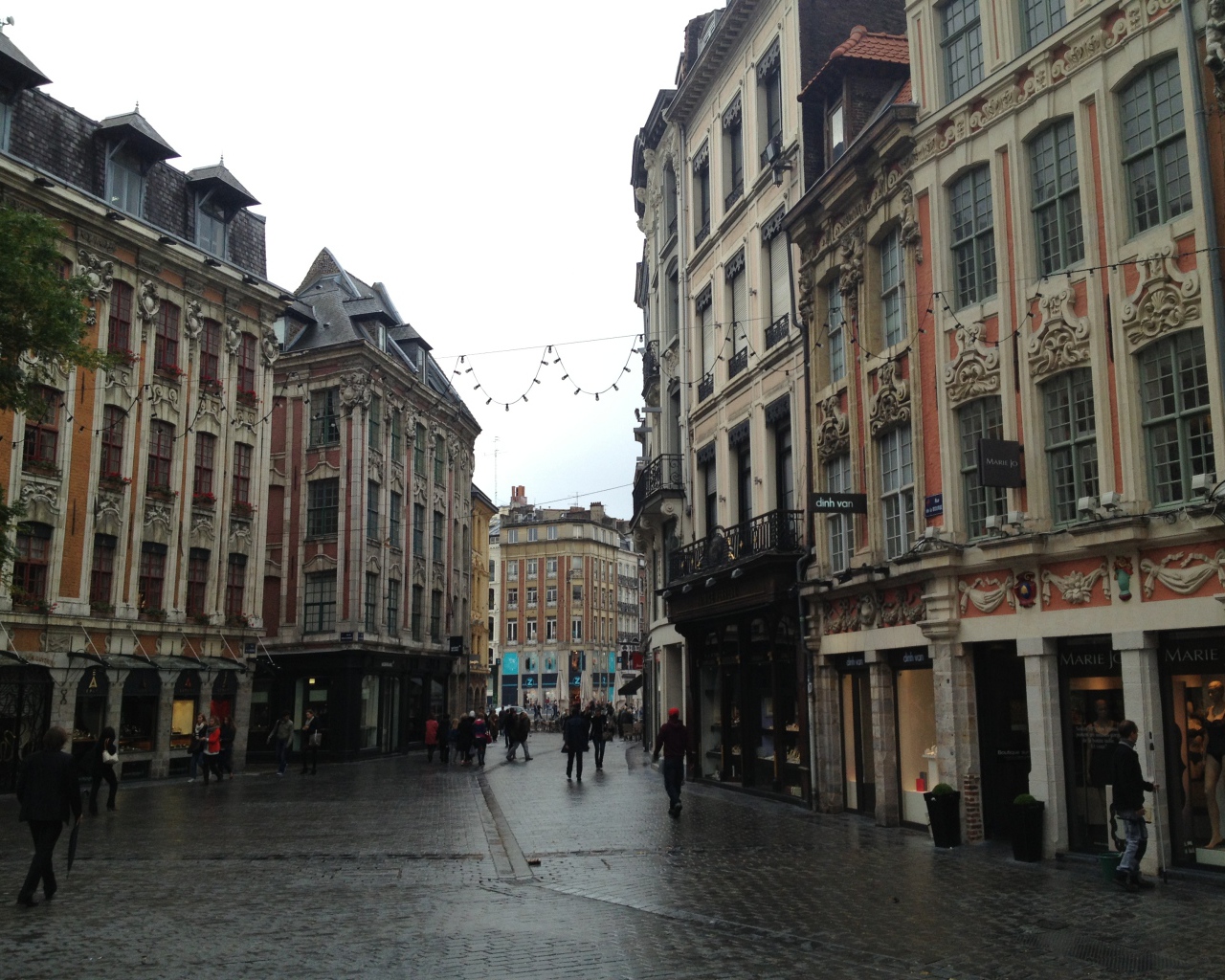 Прогулка по улице в городе Лилль, Франция