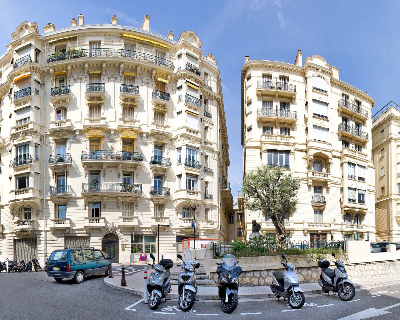 Прогулка по улице в Монако