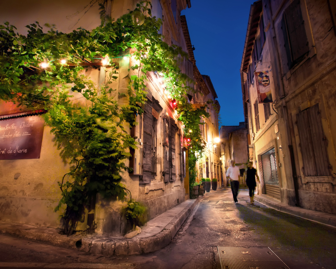 Прогулка по улице в Провансе, Франция