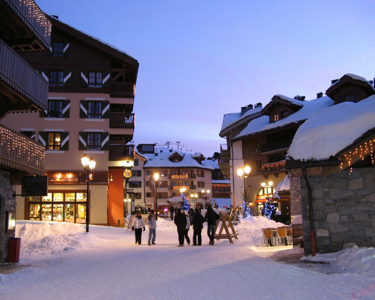 Прогулка по улице на горнолыжном курорте Лез Арк, Франция