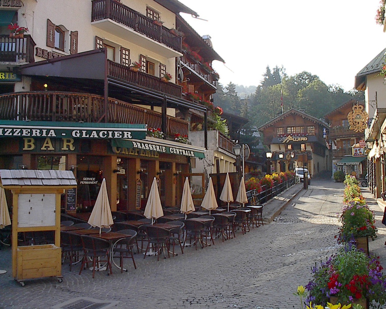 Прогулка по улице на горнолыжном курорте Межев, Франция