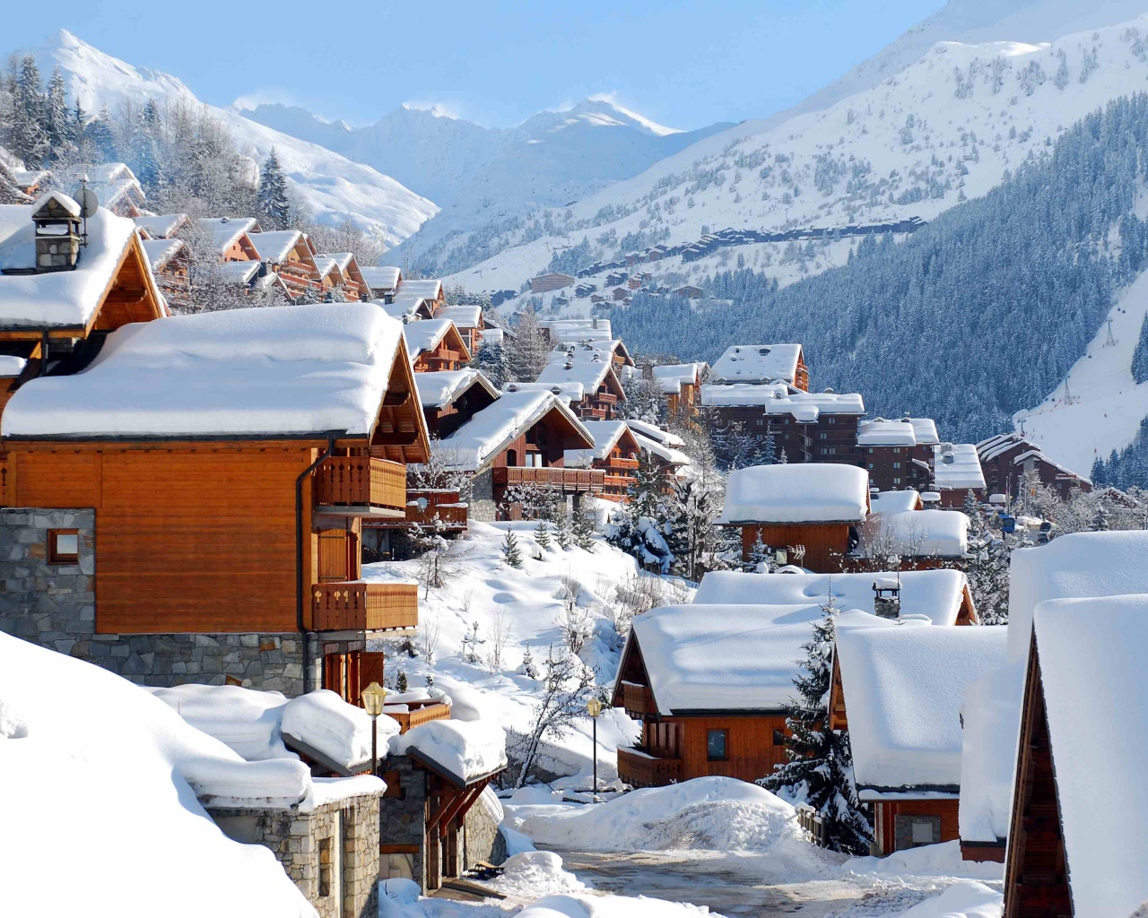 Деревянные дома на горнолыжном курорте Мерибель, Франция