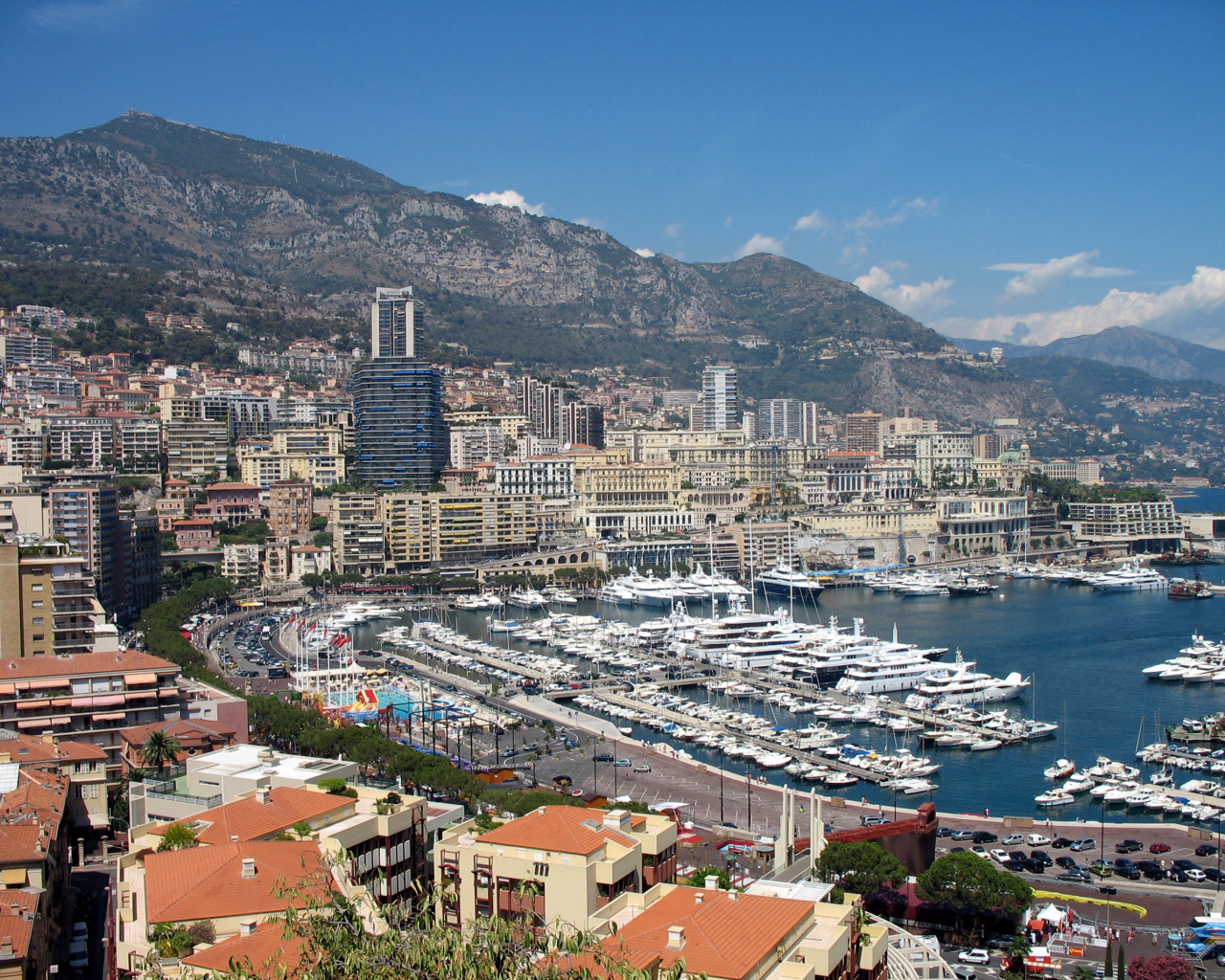 Яхты в порту в Монако