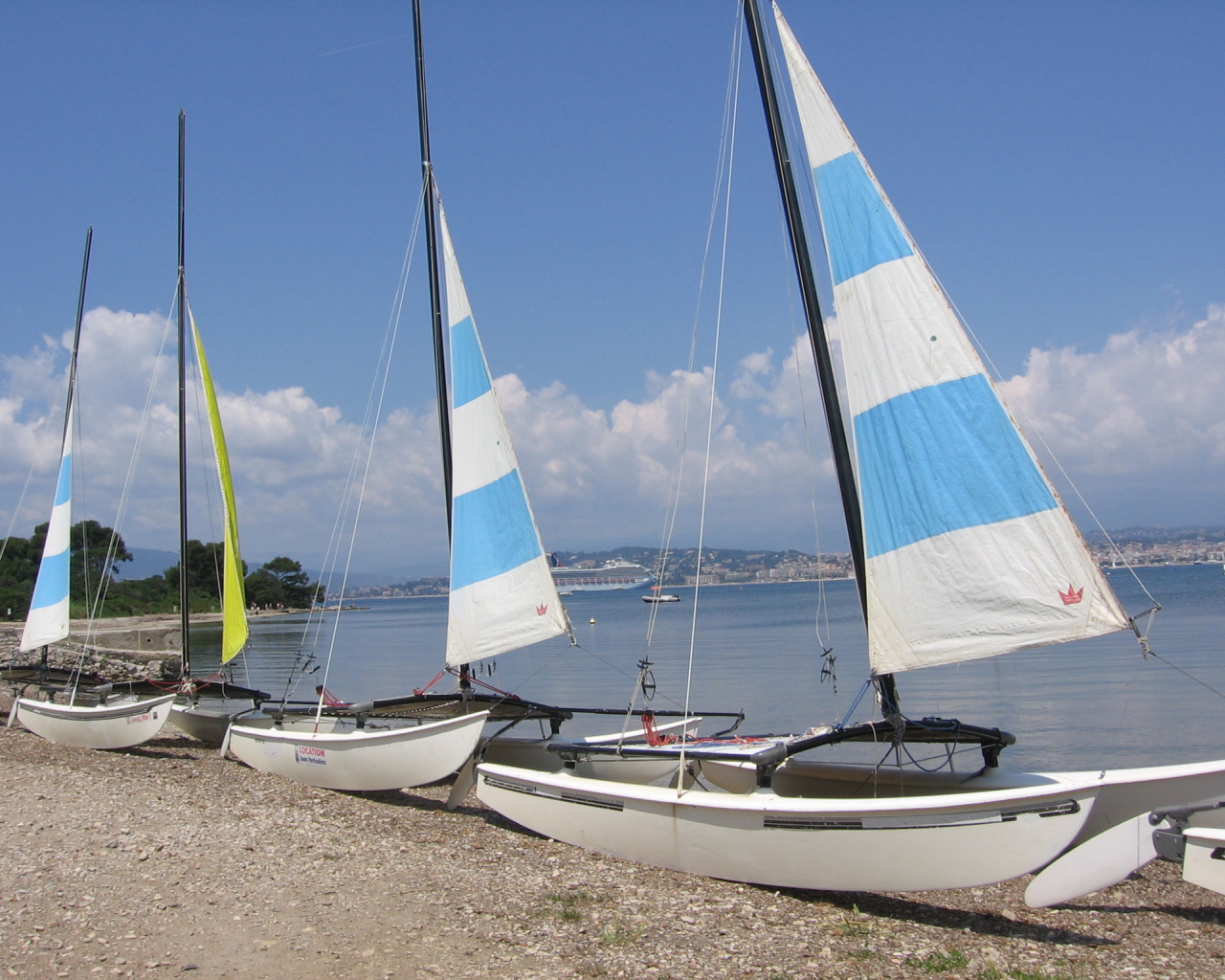 Яхты на берегу на курорте Мирамар Круести, Франция