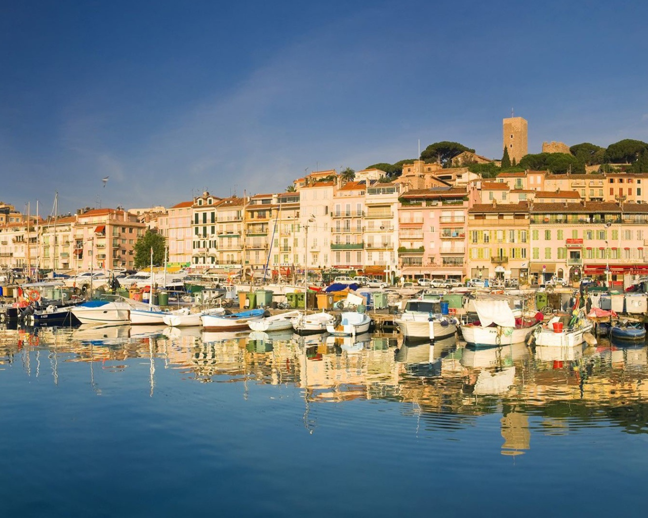 Яхты у берега в Каннах, Франция