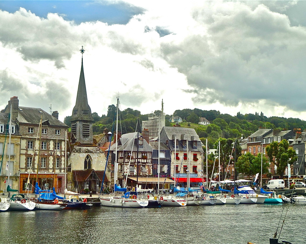 Яхты в порту в Нормандии, Франция