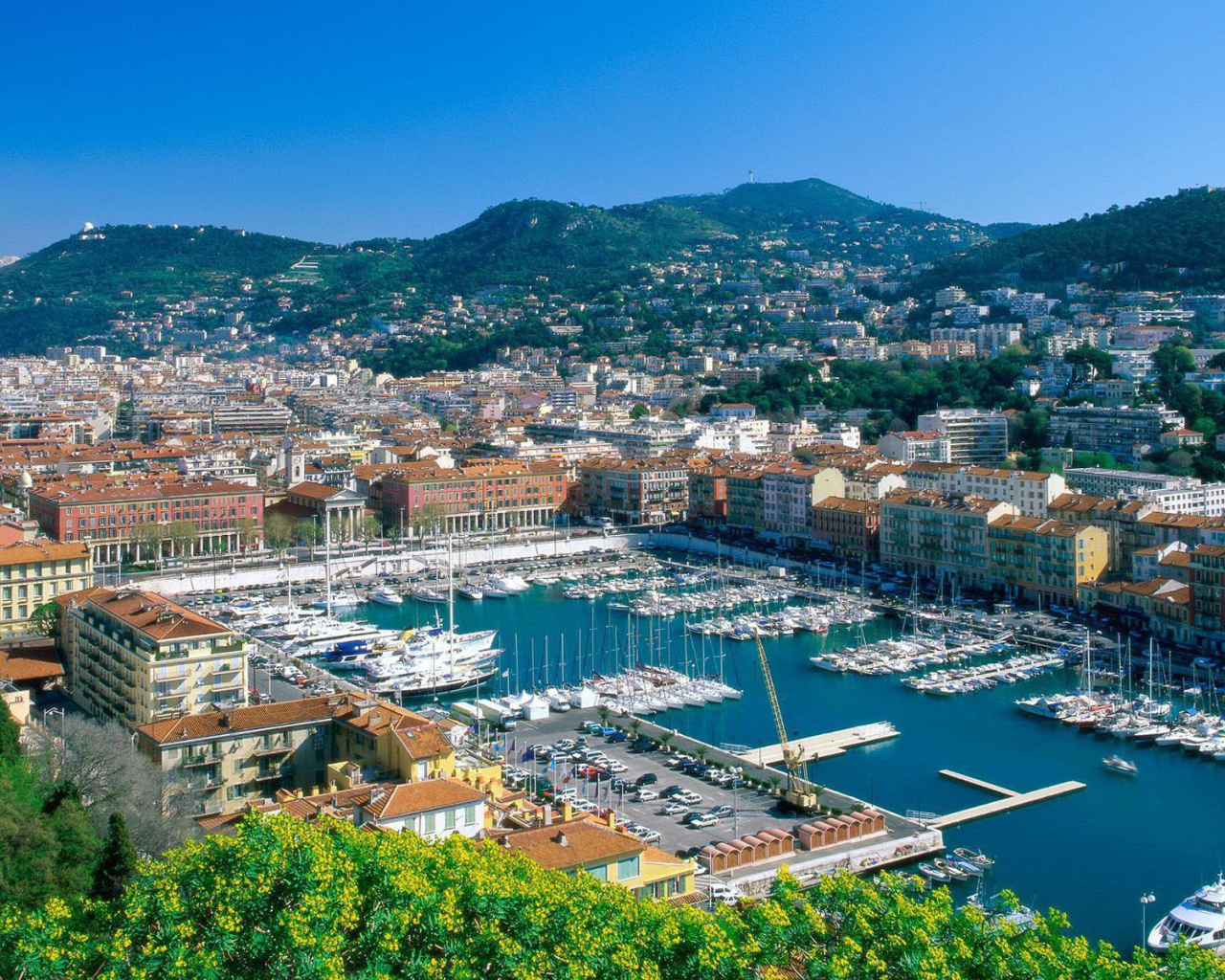 Яхты в порту в городе Марсель, Франция