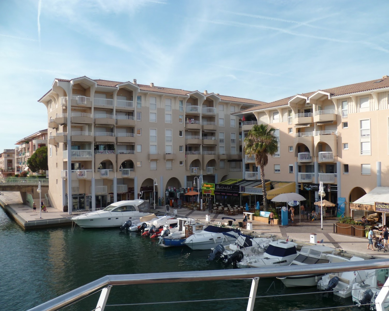 Яхты у набережной на курорте Порт Де Фрежюс, Франция