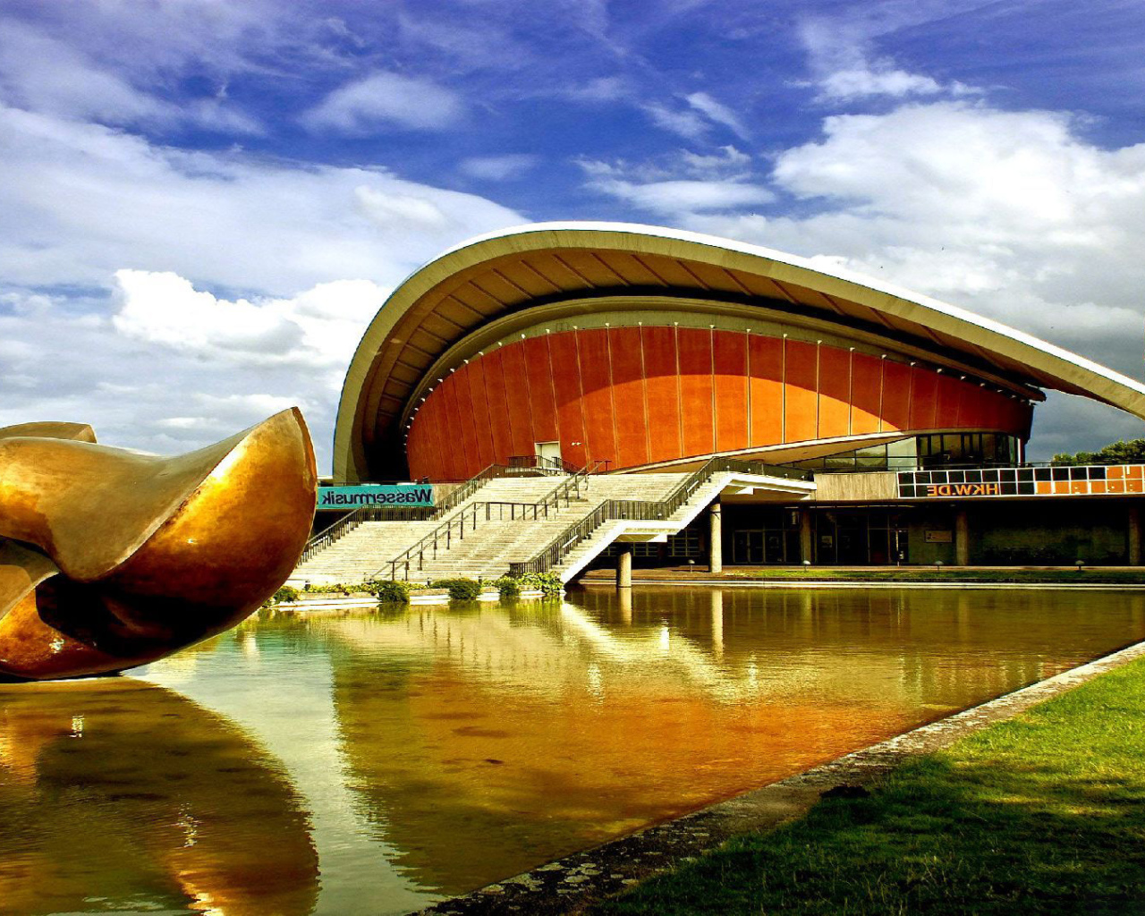 Необычное соооружение в Берлине