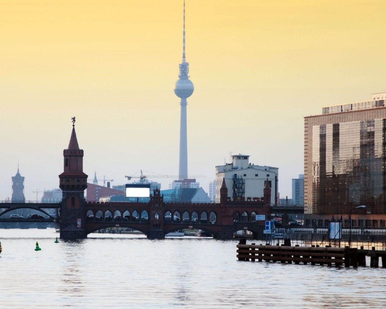 Вид на телебашню со стороны реки в Берлине