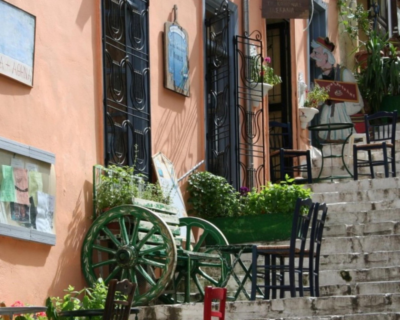 Старинная улочка в Афинах