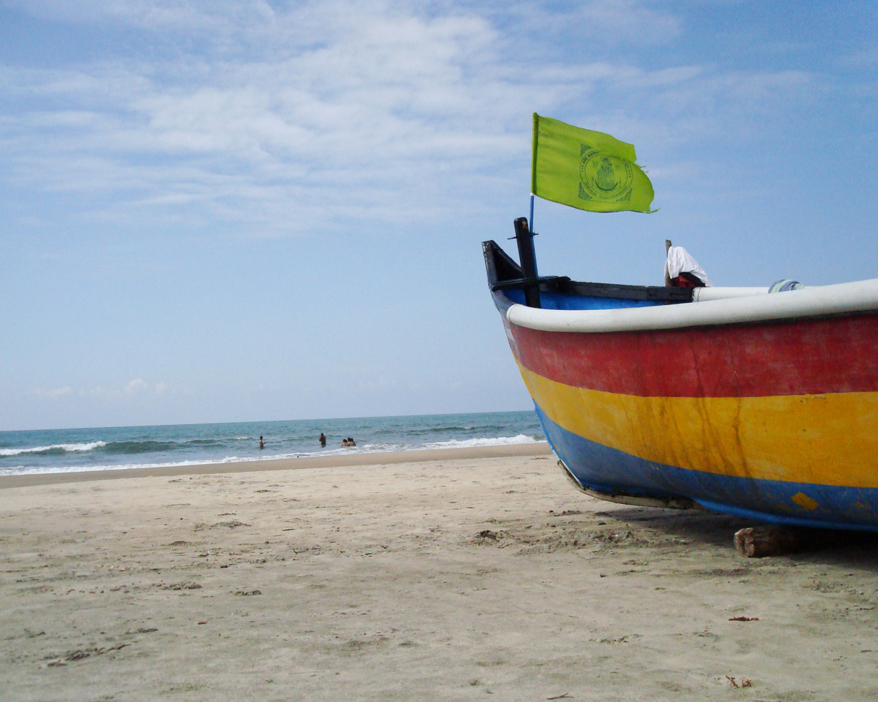 Лодка на пляже в Арамболе