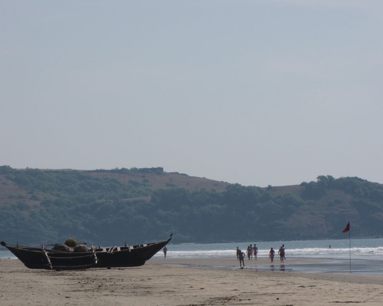 Лодка на пляже в Ашвеме