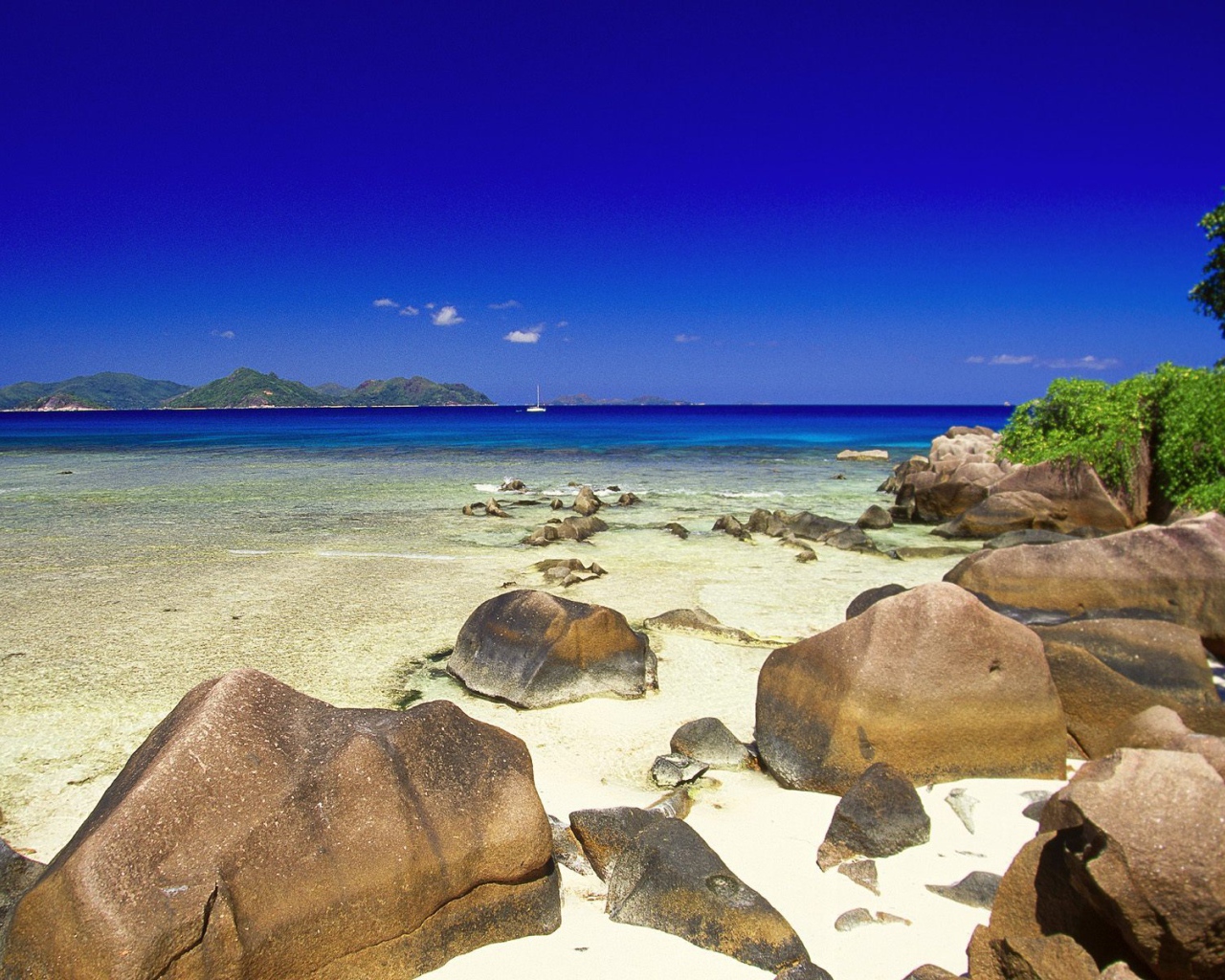 Валуны на пляжах в Гоа