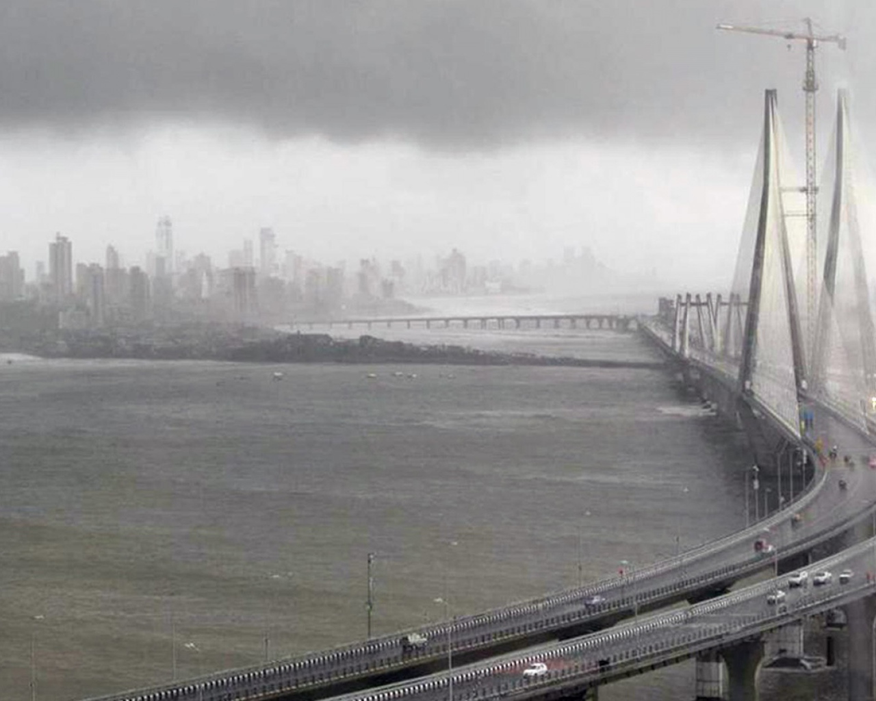 Мост в Мумбае во время шторма