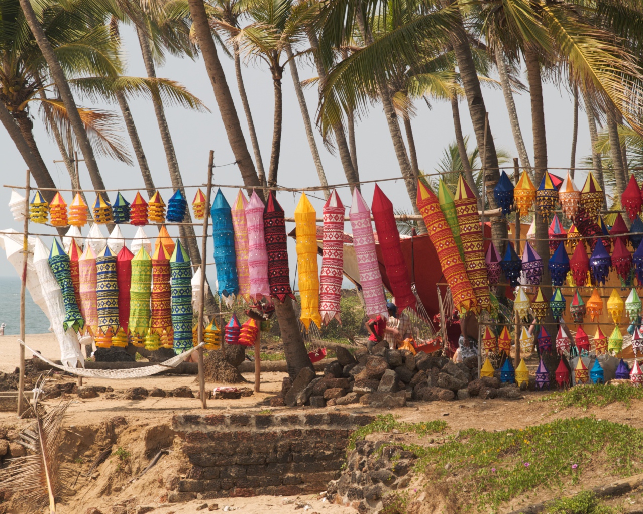 Яркие украшения в Анджуне