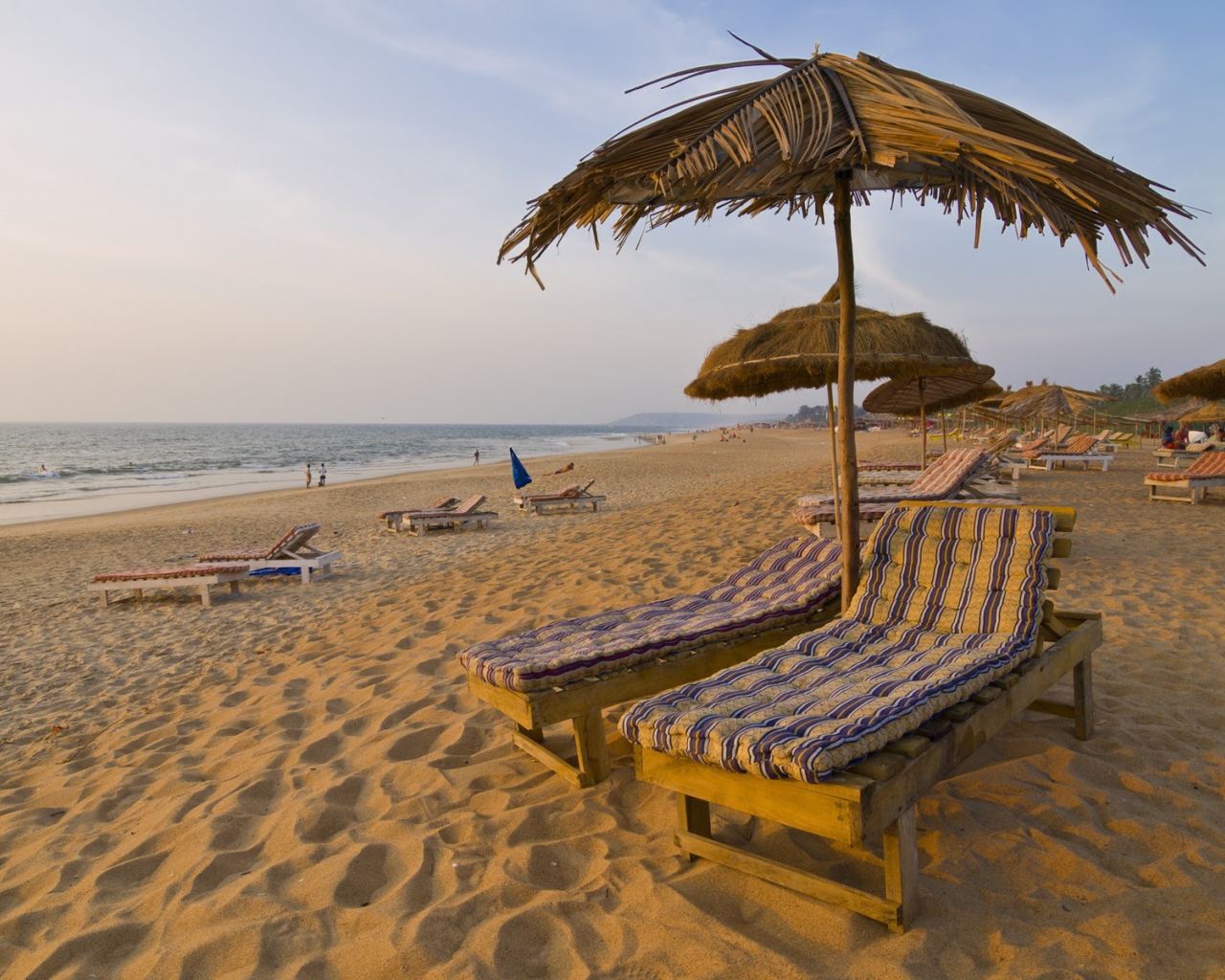 Шезлонги на пляжах в Гоа