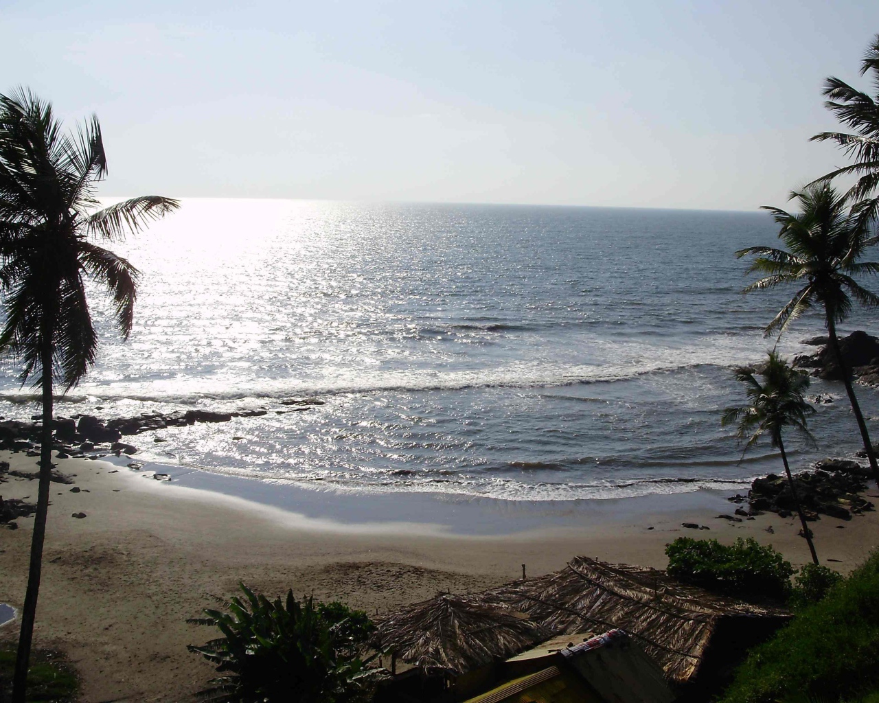 Пустой пляж вечером в Вагаторе