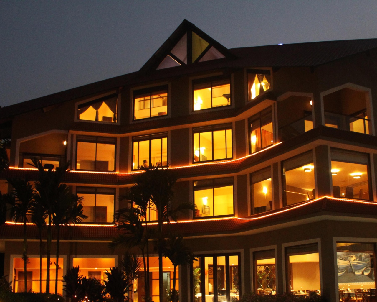 Дома ночью в Гоа