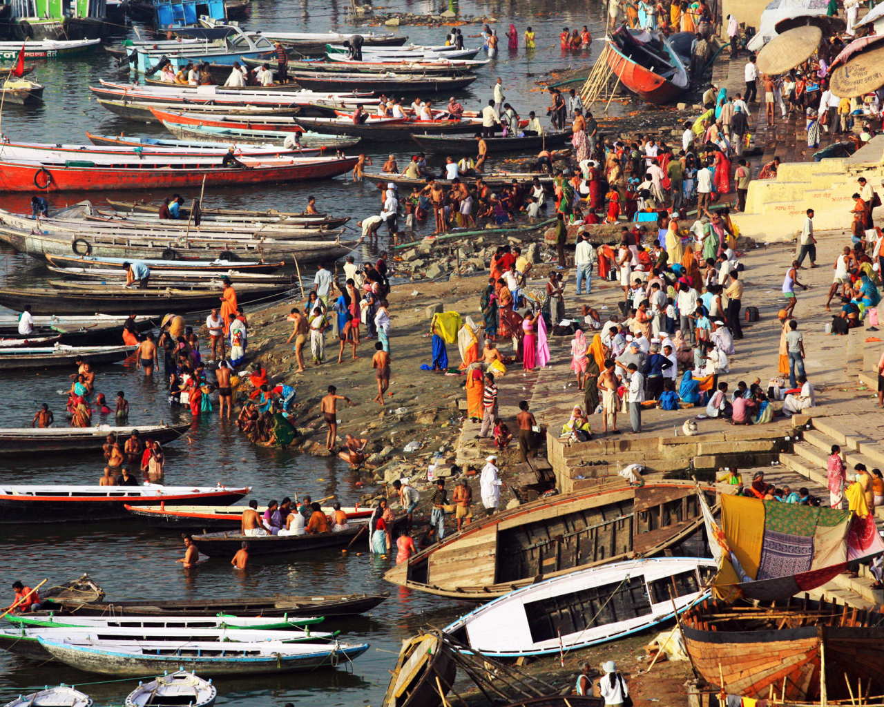 Множество лодок и берегов Варанаси