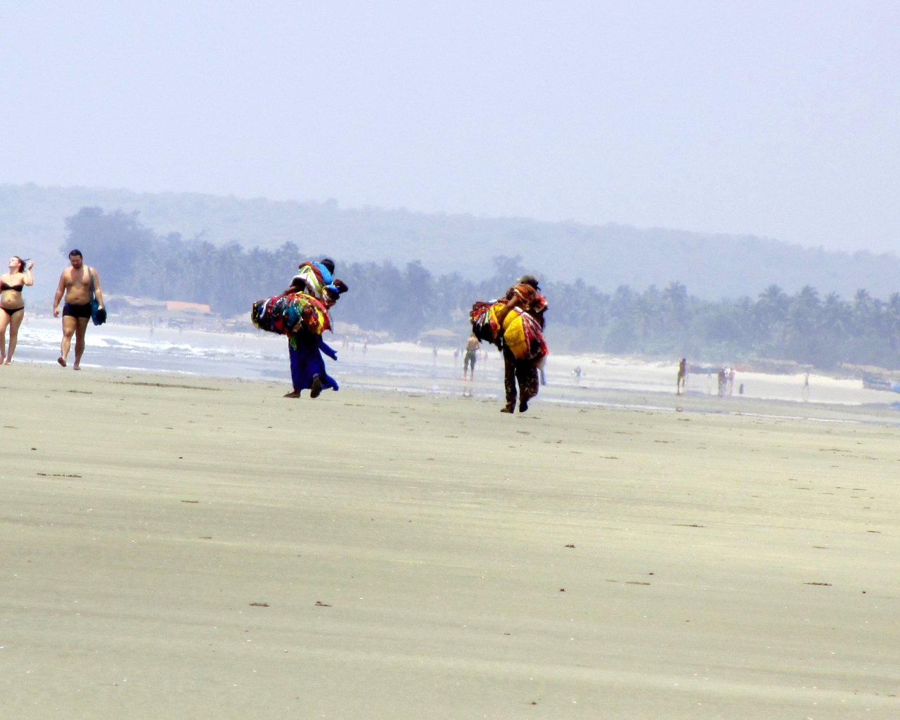 Люди на пляже в Ашвеме