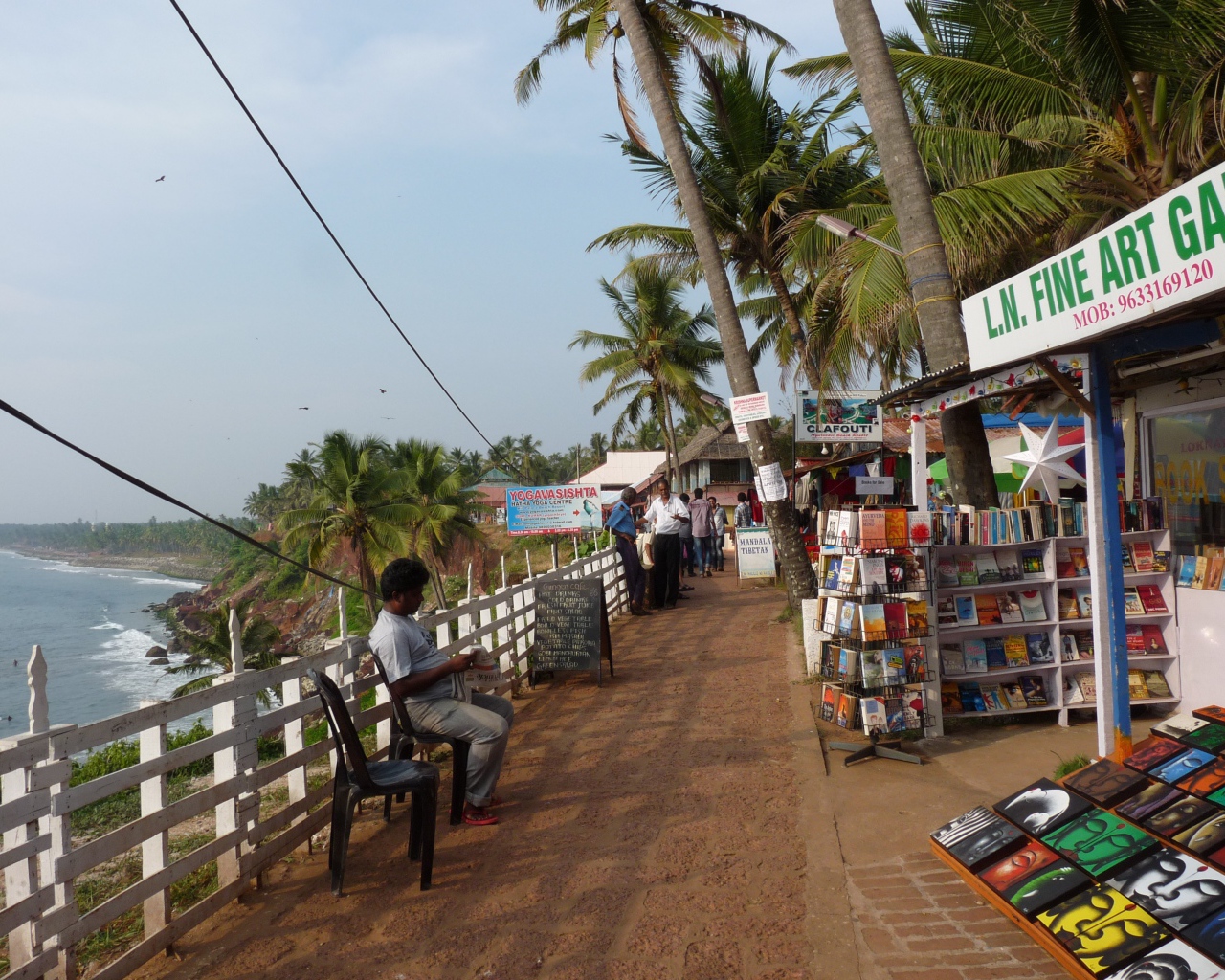 Жители на улицах в Варкале