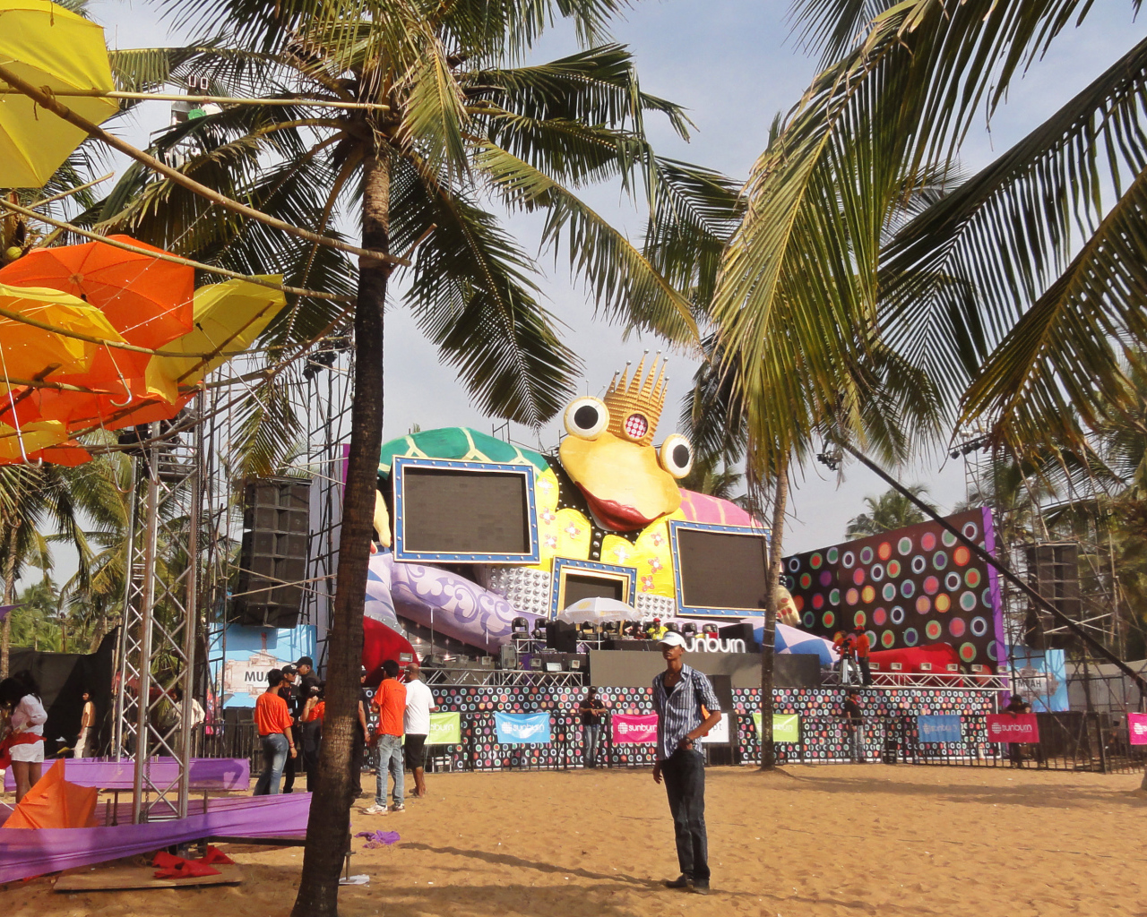 Подготовка к концерту в Анджуне