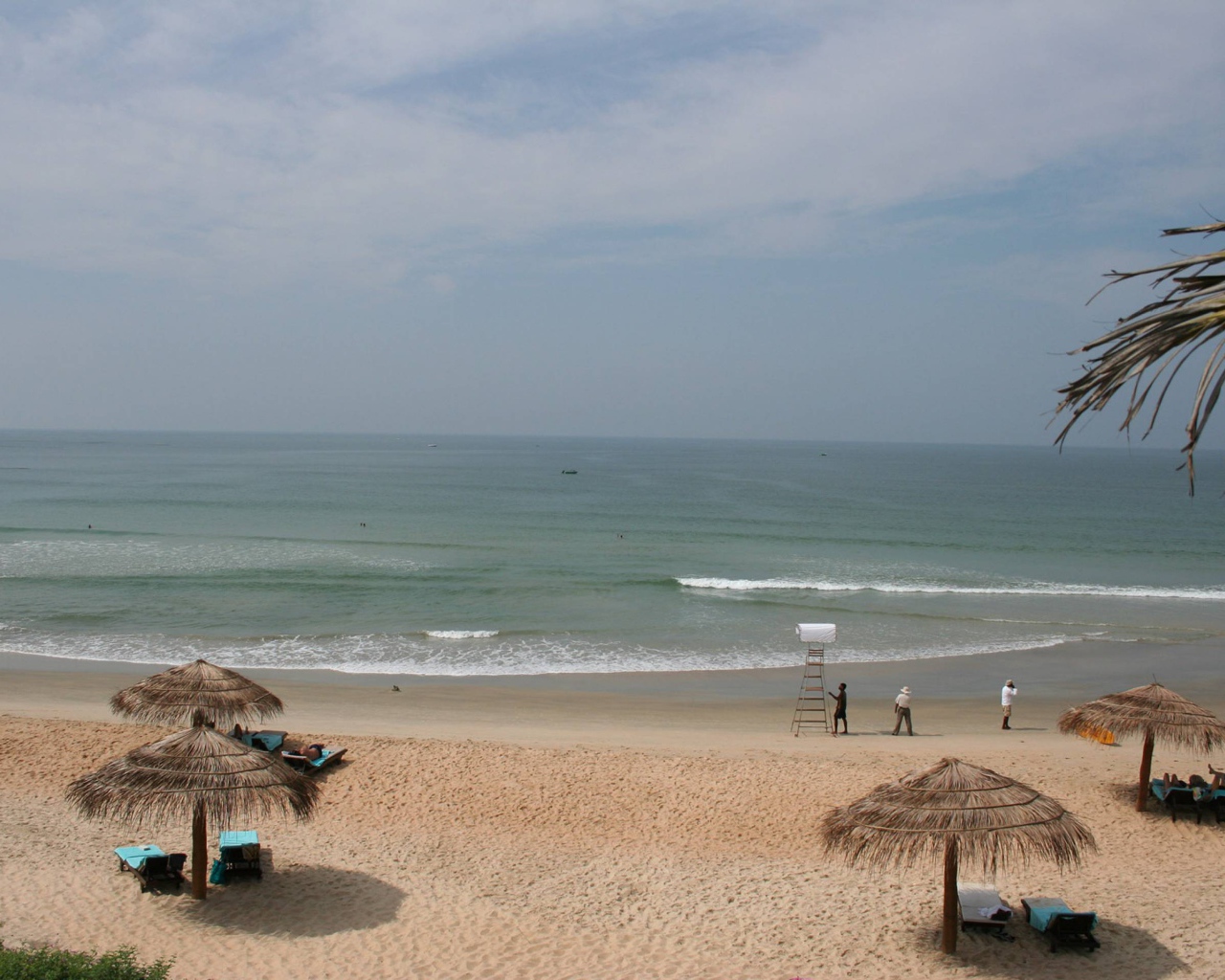 Отдых на пляже в Бенаулиме