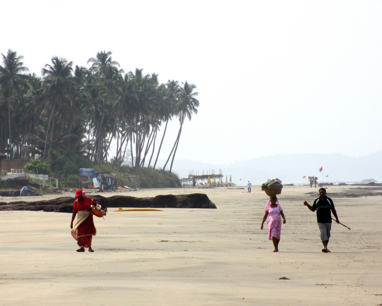Жители Ашвема на пляже
