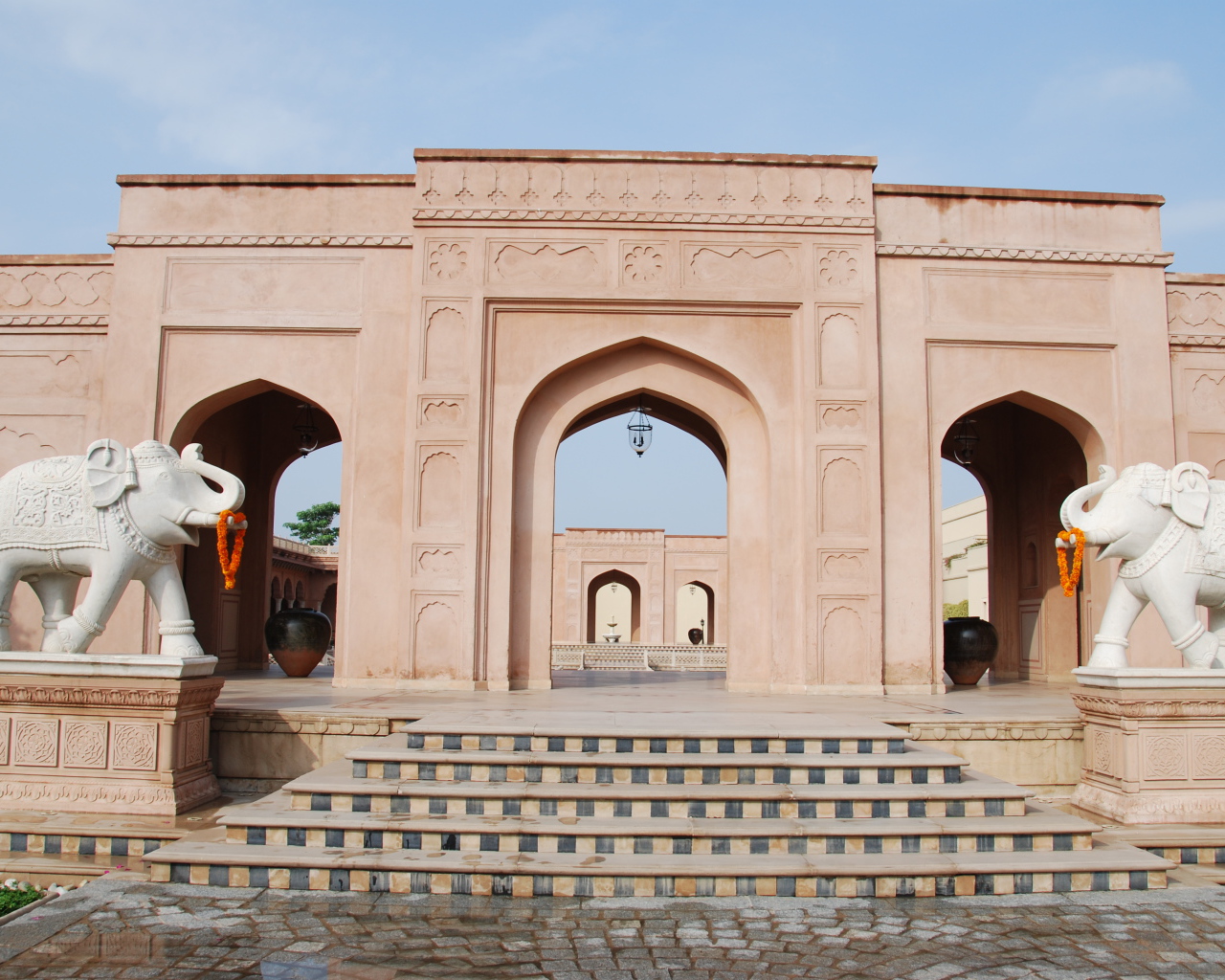 Скульптуры слонов в Агре