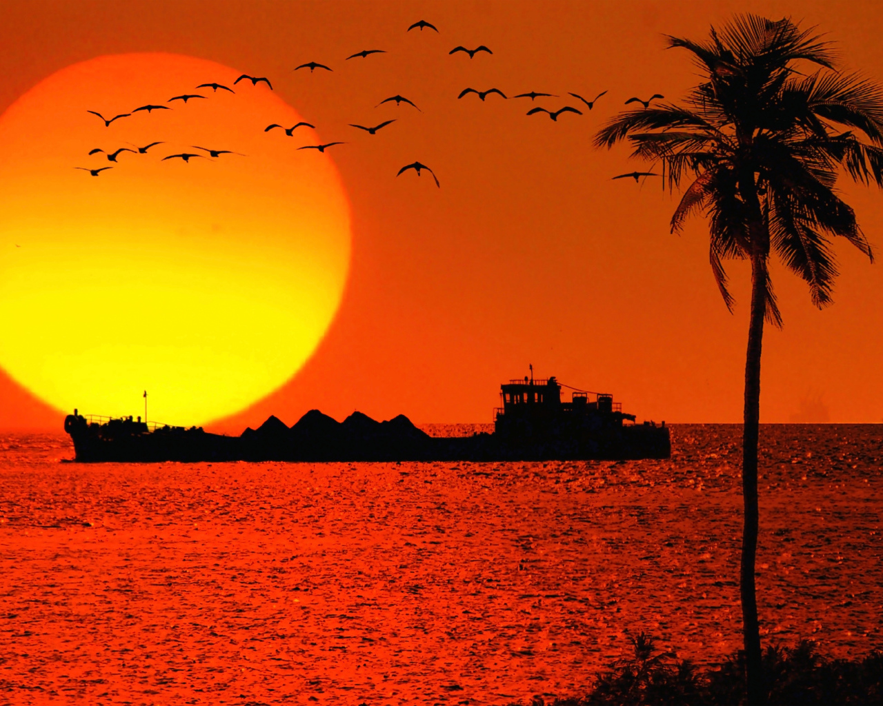 Судно на фоне заката в Гоа