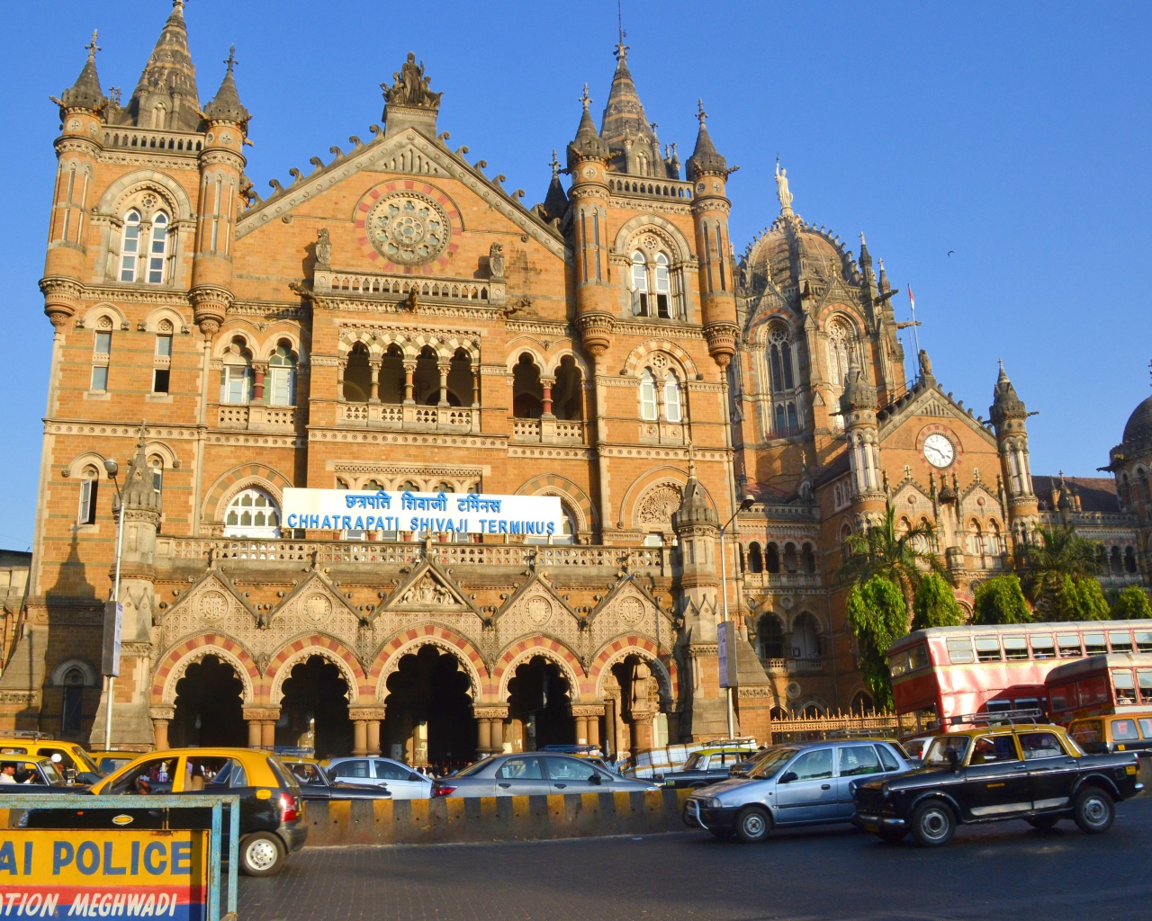 Уличная суета в Мумбай