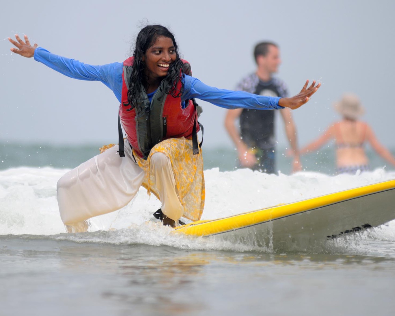Сёрфингистка в Варкале