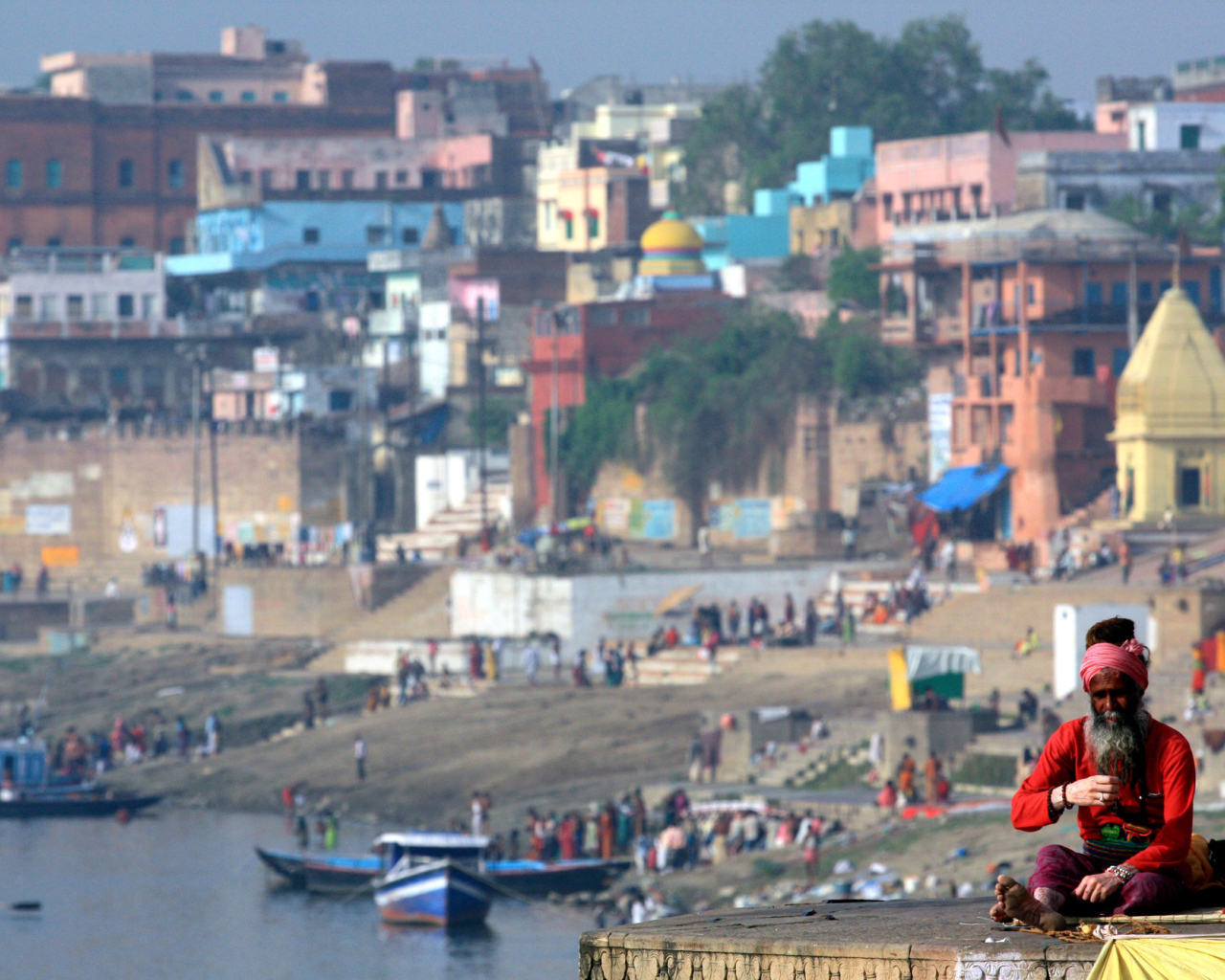 Мужчина на фоне города Варанаси