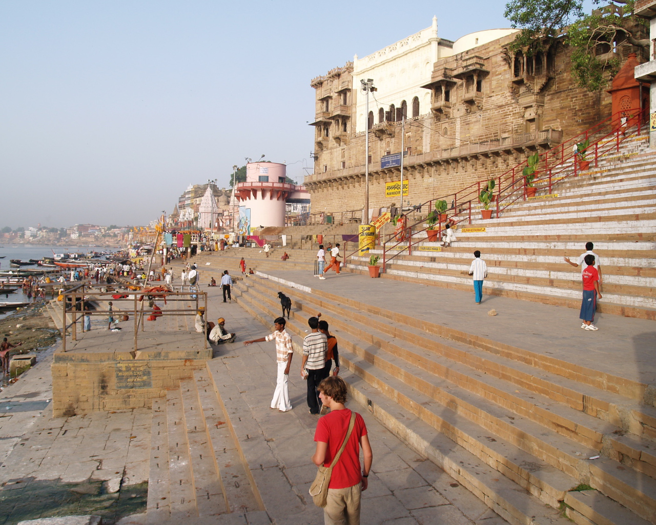 Турист на улице в Варанаси