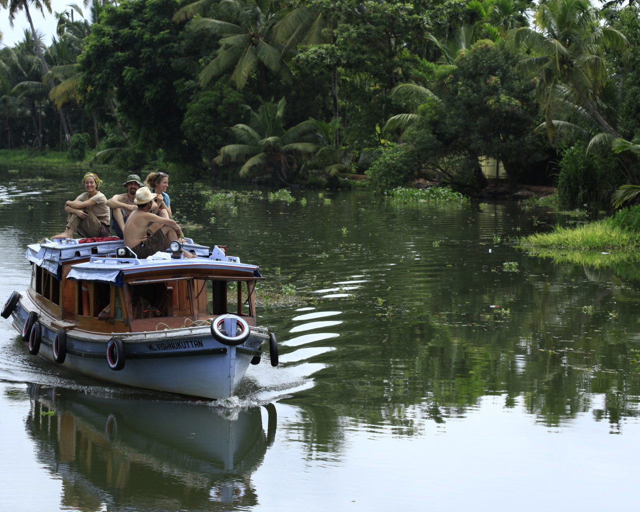 Туристы на лодке в Алапуже