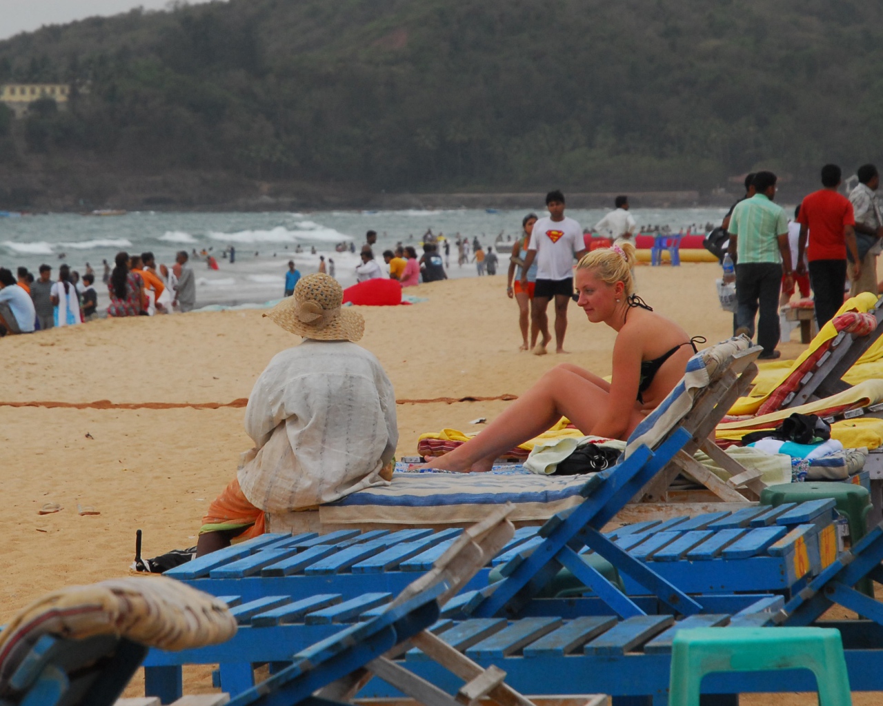 Туристы на пляже в Баге