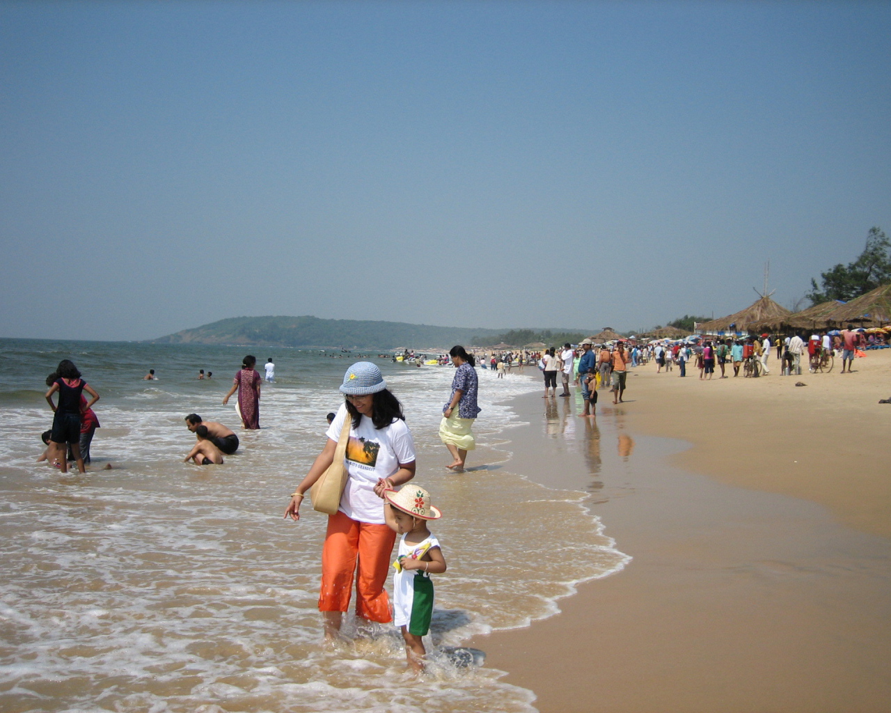 Туристы на пляже в Гоа