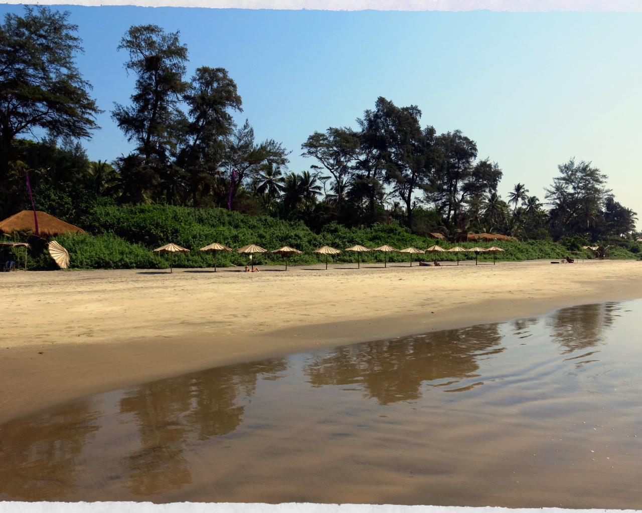 Зонтики на пляже в Ашвеме