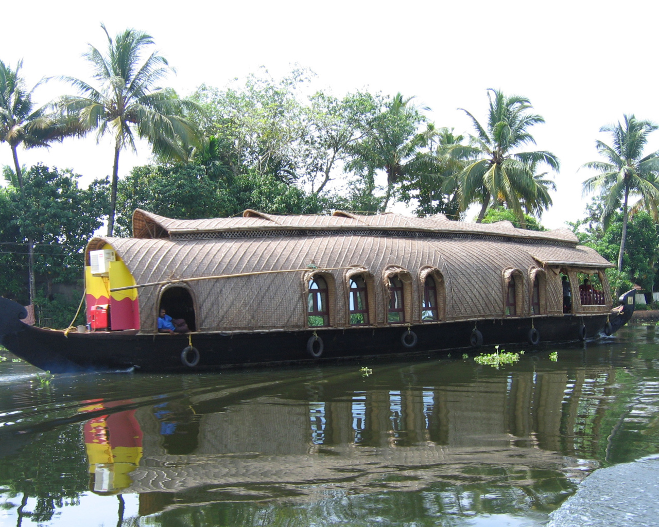 Отдыхающие на лодке в Алапуже