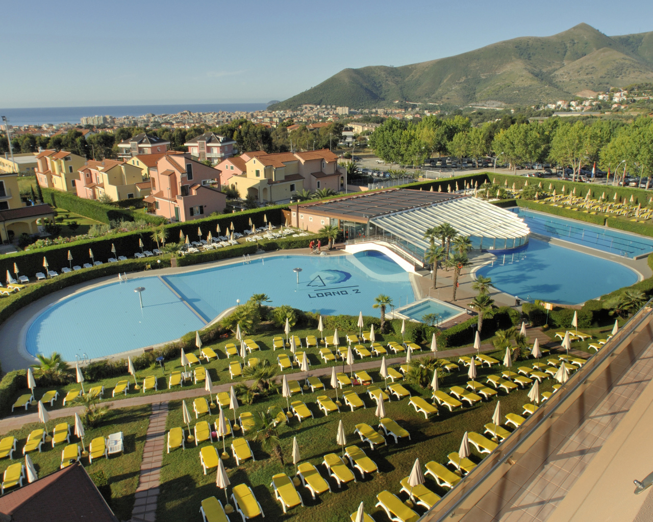 Отель на побережье в Лоано, Италия