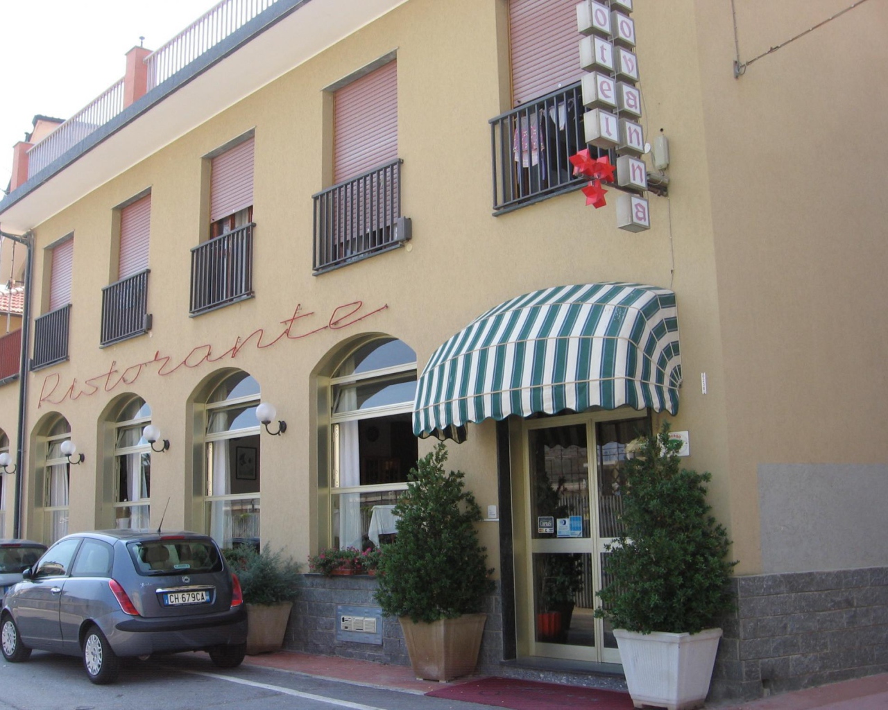 Уютный ресторан на курорте Споторно, Италия