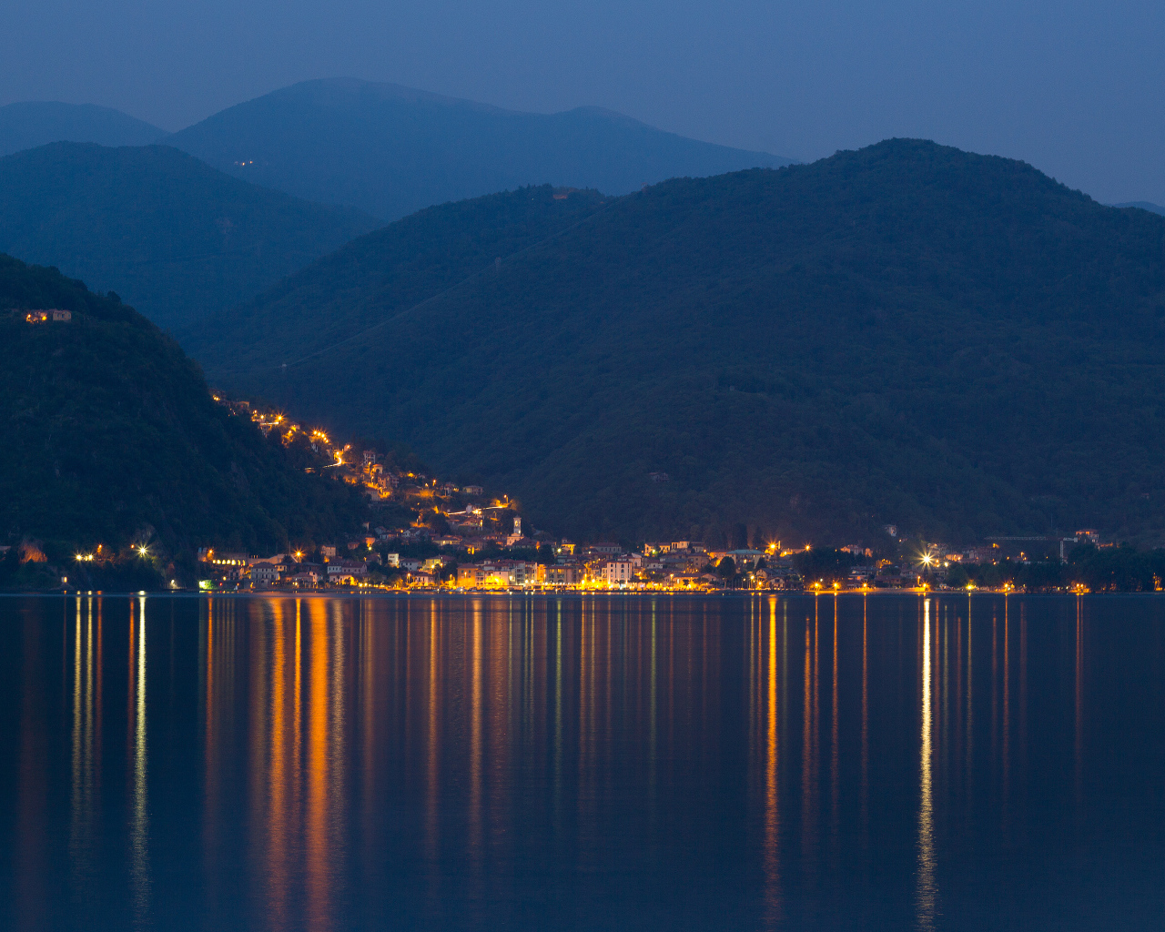 Маленький городок на берегу озера Маджоре в Италии