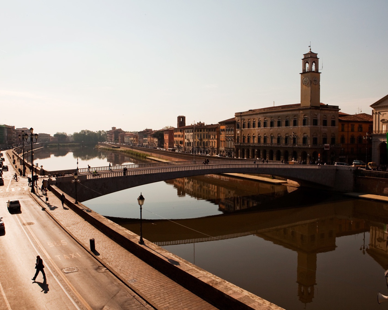 Полуденное солнце над каналом в Пизе, Италия